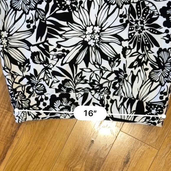 GAP Black and White Asymmetrical Floral Skirt Size 10 - Picture 4 of 7